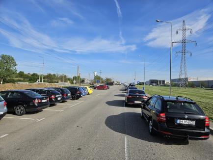 Cozi mari în zona Parcului Industrial I, din cauza lucrărilor la pasajul suprateran. Cum fentează șoferii și ce măsuri pregătește Primăria Oradea (FOTO)