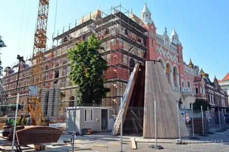 Trafic restricționat, marți, în Piața Unirii din Oradea: se va monta turla Palatului Episcopal Greco-Catolic