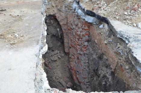 Oradea subterană: Lucrările de înlocuire a canalizării au dezgropat beciurile fostelor clădiri din centru (FOTO)