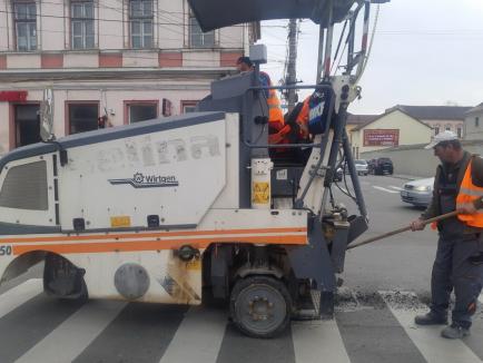 Asfalt tango: Străzile din Oradea au ieșit din iarnă pline de gropi, spre disperarea șoferilor nevoiți să facă slalom  (FOTO / VIDEO)
