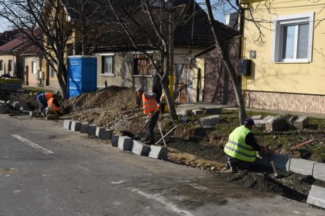 Asfalt tango: Străzile din Oradea au ieșit din iarnă pline de gropi, spre disperarea șoferilor nevoiți să facă slalom  (FOTO / VIDEO)