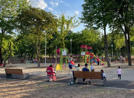 Întinereşte! Amenajarea parcului din cartierul Tineretului din Oradea este în curs de finalizare (FOTO)