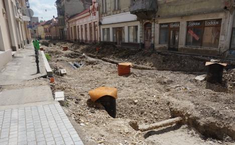 Lucrările de amenajare a Pieţei Ferdinand şi a străzii Aurel Lazăr din Oradea au ieşit din subteran (FOTO)