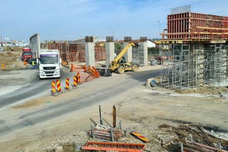 Traficul pe șoseaua de centură a Oradiei va fi deviat pentru montarea grinzilor deasupra pasajului suprateran de la Piața 100