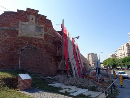 Muncă de-o vară. Zidurile Cetăţii Oradea au fost reabilitate în proporţie de 33% (FOTO)