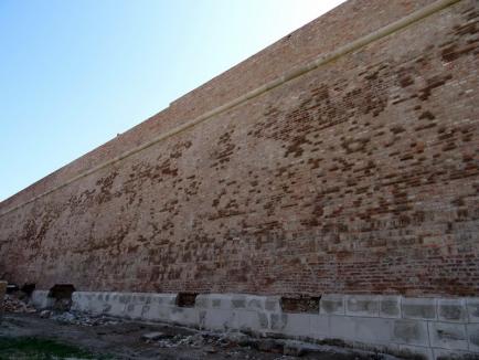 Muncă de-o vară. Zidurile Cetăţii Oradea au fost reabilitate în proporţie de 33% (FOTO)