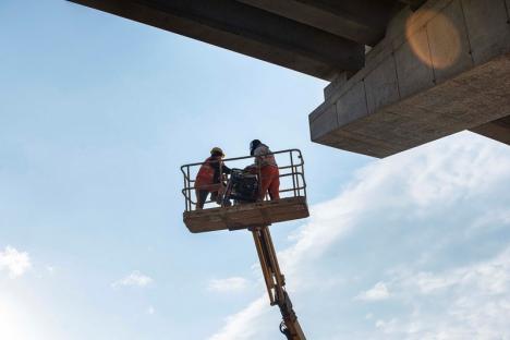 Predarea, în aprilie! Constructorii au montat ultimele grinzi pe viaductul de pe drumul expres (FOTO)