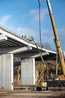 Predarea, în aprilie! Constructorii au montat ultimele grinzi pe viaductul de pe drumul expres (FOTO)