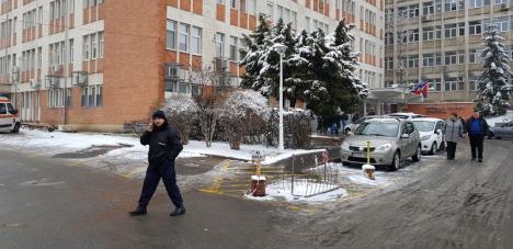 Atenţie, se lucrează, nu se mai parchează! O parte din parcarea Spitalului Judeţean, ocupată de utilaje pentru şantierul extinderii UPU (FOTO)