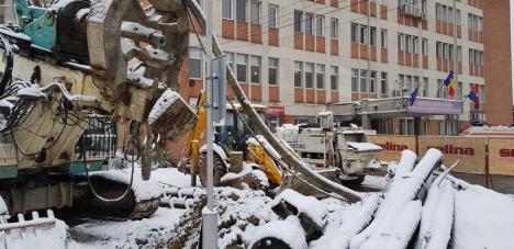 Atenţie, se lucrează, nu se mai parchează! O parte din parcarea Spitalului Judeţean, ocupată de utilaje pentru şantierul extinderii UPU (FOTO)