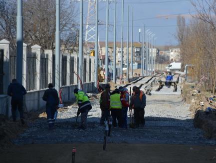 Mărţişor în şantier. Strada Universităţii din Oradea a fost închisă pentru lucrări la noua linie de tramvai (FOTO / VIDEO)