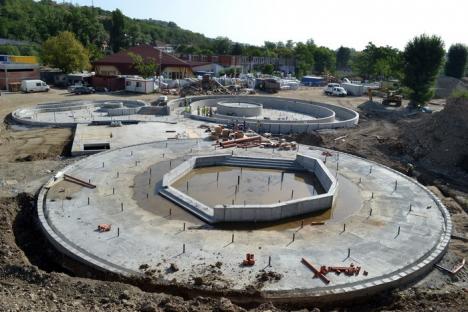 Terminat pe jumătate. Constructorul aquaparkului Nymphaea dublează numărul muncitorilor pentru a termina la timp (FOTO)