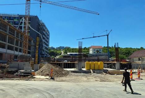 Vor lucra şi noaptea! Constructorii pregătesc turnarea plăcii etajului I al parcării supraetajate de lângă Spitalul Judeţean din Oradea (FOTO)