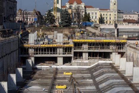 Parcarea subterană din strada Independenţei din Oradea se pregăteşte să ajungă la nivelul zero (FOTO)