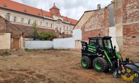 Primăria Oradea a început construcţia 'cazărmii' din Parcul Traian (FOTO)