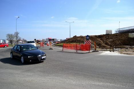 Pasajul peste DN 79: Constructorii au blocat o bandă de mers din sensul giratoriu şi lucrează în centrul intersecţiei (FOTO)