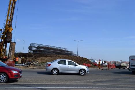 Pasajul peste DN 79: Constructorii au blocat o bandă de mers din sensul giratoriu şi lucrează în centrul intersecţiei (FOTO)