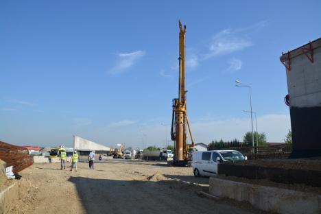 Realizat 51%. Constructorii au început lucrul la piloţii foraţi care vor susţine pasajul de la Piaţa 100 din Oradea (FOTO / VIDEO)