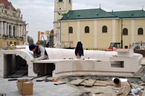 O sută de piese! A început montarea primei fântâni de marmură din Piaţa Unirii (FOTO)