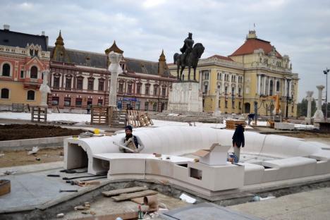 O sută de piese! A început montarea primei fântâni de marmură din Piaţa Unirii (FOTO)