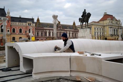 O sută de piese! A început montarea primei fântâni de marmură din Piaţa Unirii (FOTO)