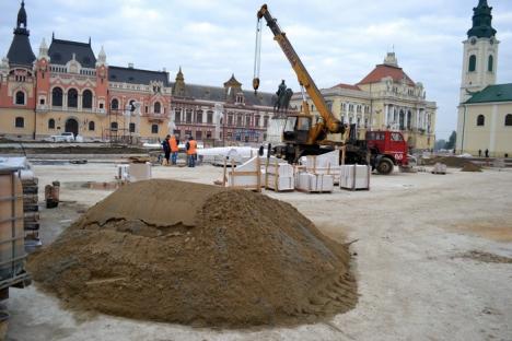 O sută de piese! A început montarea primei fântâni de marmură din Piaţa Unirii (FOTO)