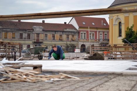 O sută de piese! A început montarea primei fântâni de marmură din Piaţa Unirii (FOTO)