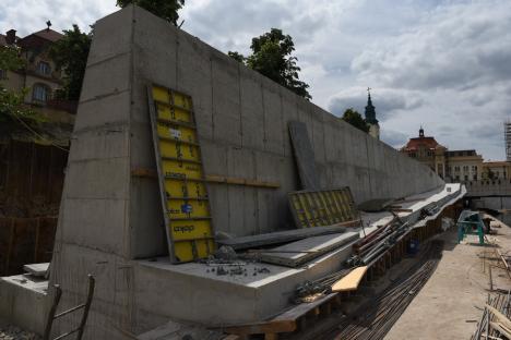 Zidul de sprijin al pietonalei de pe malul Crişului Repede, din zona parcării subterane, este în curs de finalizare (FOTO / VIDEO)