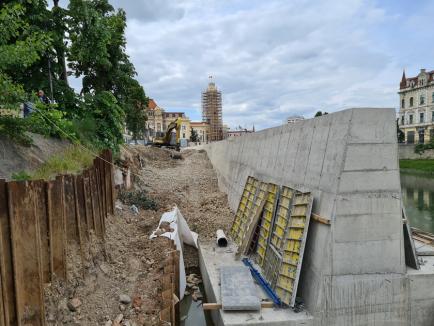 Zidul de sprijin al pietonalei de pe malul Crişului Repede, din zona parcării subterane, este în curs de finalizare (FOTO / VIDEO)