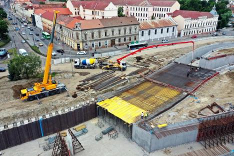 Primul „acoperiș”: Constructorii au turnat primul tronson de planşeu peste pasajele din Piaţa Gojdu din Oradea (FOTO / VIDEO)