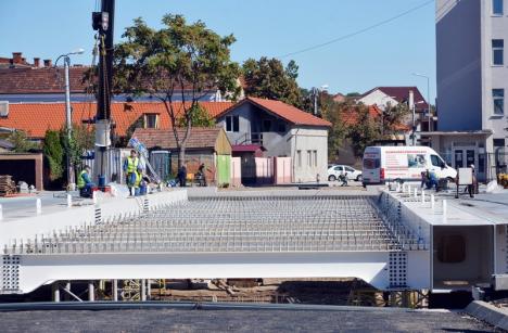 Termen: 6 octombrie. Constructorii au început montarea căii de rulare a podului Centenarului (FOTO)