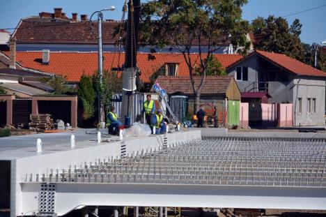 Termen: 6 octombrie. Constructorii au început montarea căii de rulare a podului Centenarului (FOTO)