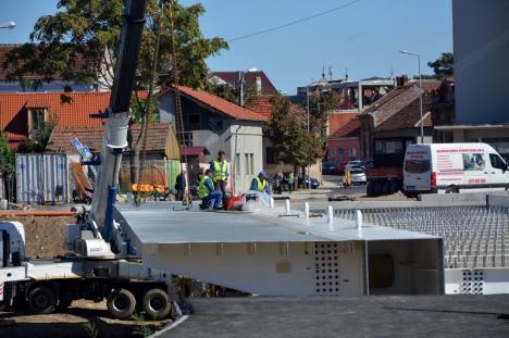 Termen: 6 octombrie. Constructorii au început montarea căii de rulare a podului Centenarului (FOTO)