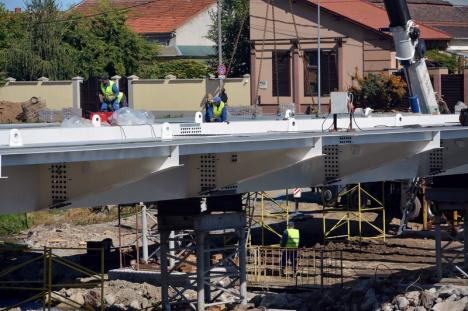 Termen: 6 octombrie. Constructorii au început montarea căii de rulare a podului Centenarului (FOTO)