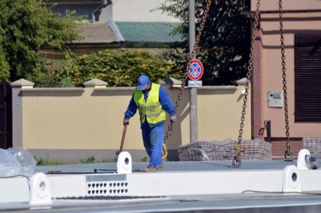 Termen: 6 octombrie. Constructorii au început montarea căii de rulare a podului Centenarului (FOTO)