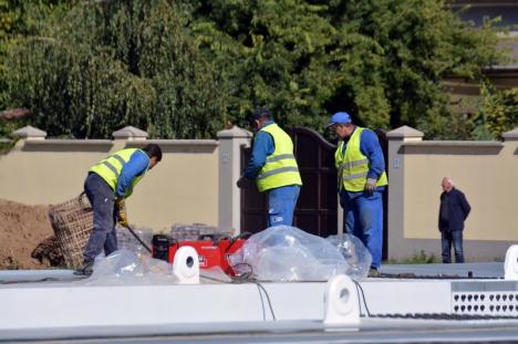 Termen: 6 octombrie. Constructorii au început montarea căii de rulare a podului Centenarului (FOTO)