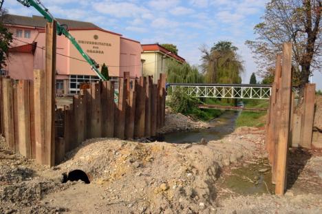 Se toarnă fundaţia! Au început construcţia podului din strada Universităţii (FOTO)