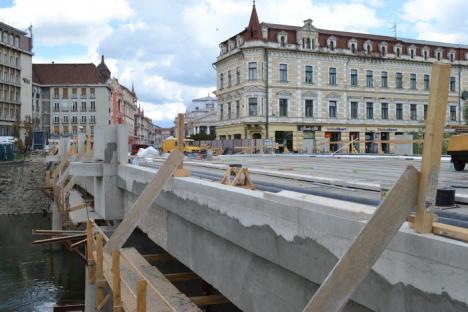 280 de tone. A început montarea blocurilor de piatră de pe podul Sfântul Ladislau (FOTO)