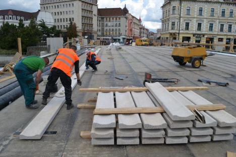 280 de tone. A început montarea blocurilor de piatră de pe podul Sfântul Ladislau (FOTO)