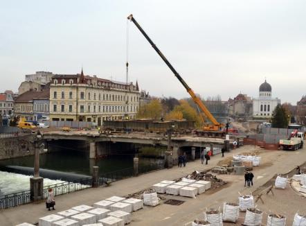 Pod în aer! Tablierul podului Sfântul Ladislau a fost ridicat cu 16 prese hidraulice (FOTO)