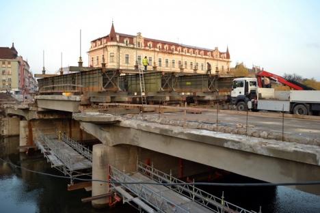Pod în aer! Tablierul podului Sfântul Ladislau a fost ridicat cu 16 prese hidraulice (FOTO)