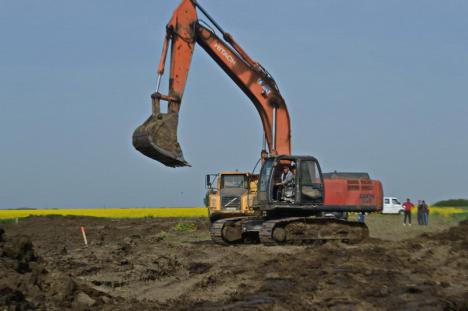 BIHOREANUL pe şantierul autostrăzii: Construirea celor 5,35 kilometri dintre Borş şi Biharia a început cu excavaţii pentru viitoarea fundaţie (FOTO)