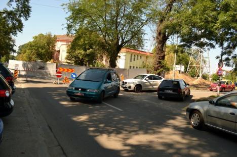 Ocoliţi! Strada Universităţii a fost închisă pentru demolarea podului peste Peţa (FOTO)