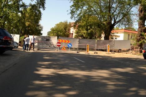 Ocoliţi! Strada Universităţii a fost închisă pentru demolarea podului peste Peţa (FOTO)