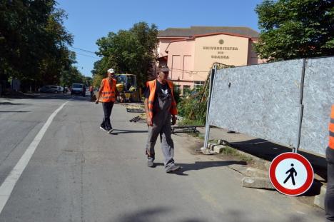 Ocoliţi! Strada Universităţii a fost închisă pentru demolarea podului peste Peţa (FOTO)