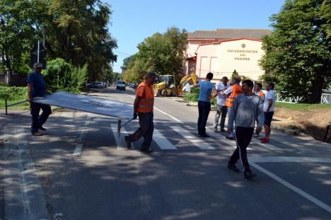 Ocoliţi! Strada Universităţii a fost închisă pentru demolarea podului peste Peţa (FOTO)