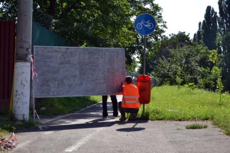 Ocoliţi! Strada Universităţii a fost închisă pentru demolarea podului peste Peţa (FOTO)