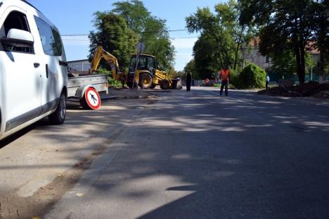 Ocoliţi! Strada Universităţii a fost închisă pentru demolarea podului peste Peţa (FOTO)