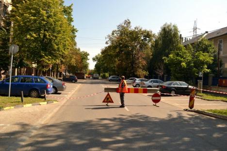 Ocoliţi! Strada Universităţii a fost închisă pentru demolarea podului peste Peţa (FOTO)