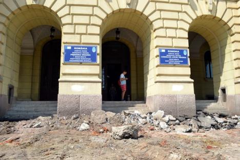 Intrarea principală în clădirea Primăriei Oradea se închide începând de luni (FOTO)